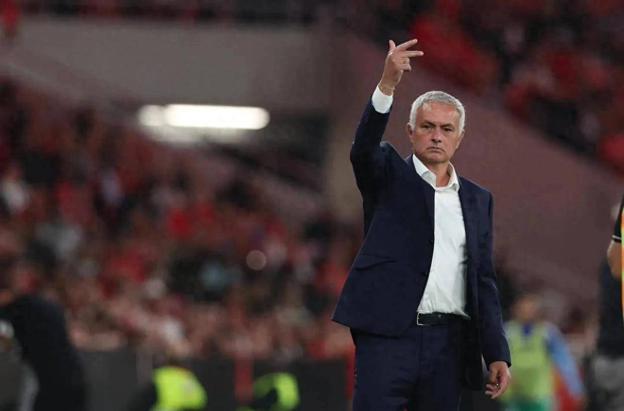 清晨里昂调整名单以备葡超，临场应变环节打磨，气氛紧张，球队文化再被提及的简单介绍